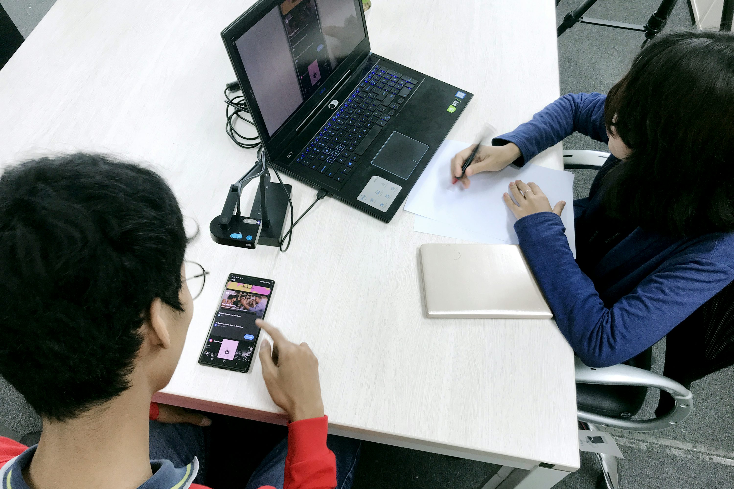 Usability test met eindgebruiker achter laptop